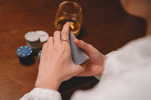 Miksi Pelaa Pokeria: Syyt Ja Motivaatiot Suomalaisessa Pokerikulttuurissa