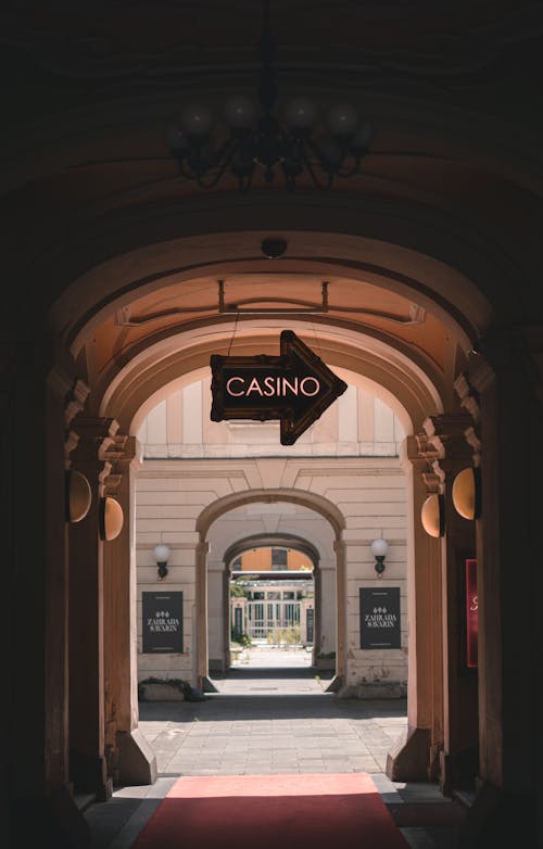 Op Opintolaina Korko: Miten Korkotaso Vaikuttaa Opintolainan Kustannuksiin