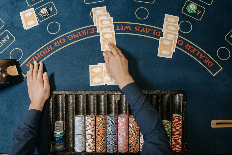 Suomalainen Pokerista Kuuluisa: Tunnetut Pokeristi Ja Heidän Vaikutuksensa